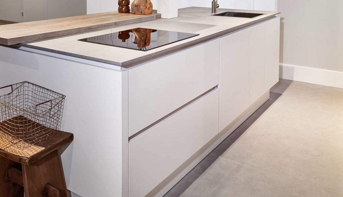 Moderne eilandkeuken met brede lades