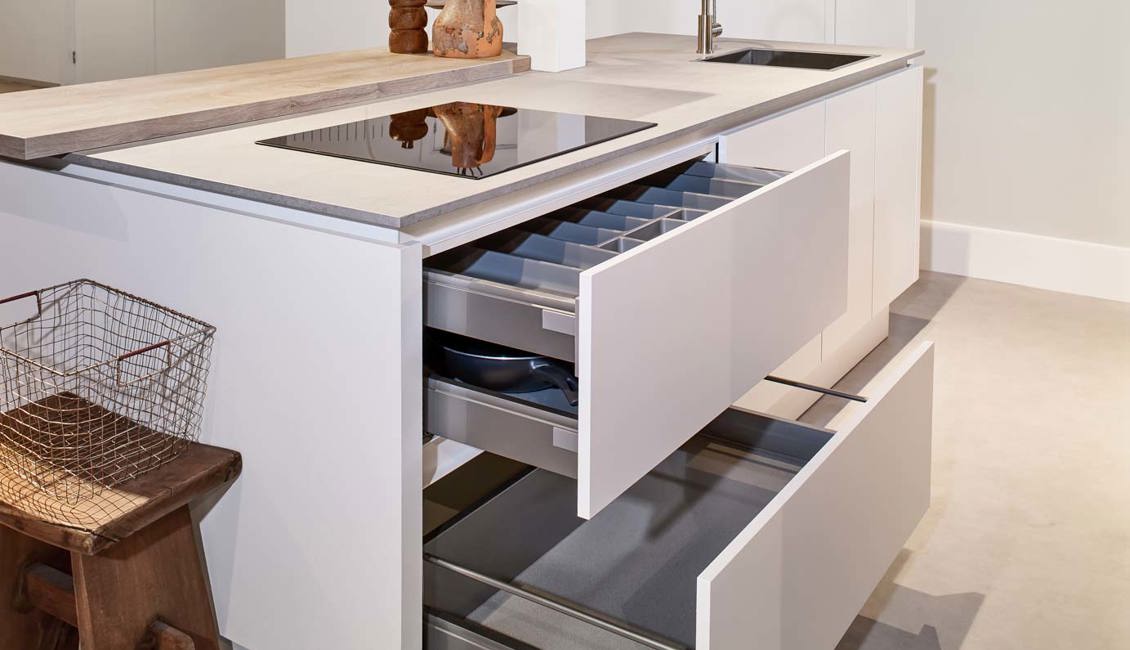 Moderne eilandkeuken met lades