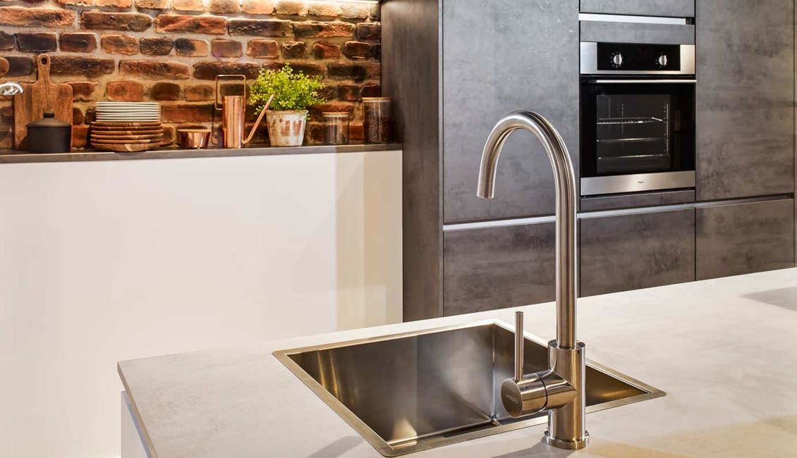 Moderne eilandkeuken met enkele spoelbak in eiland