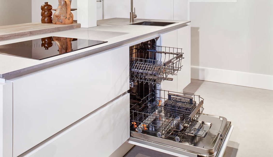 Moderne eilandkeuken met inductiekookplaat