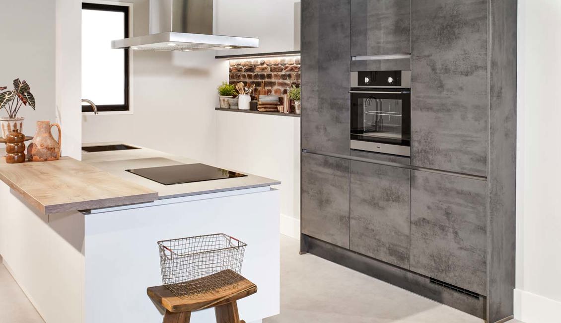 Moderne eilandkeuken, werkplank op eiland
