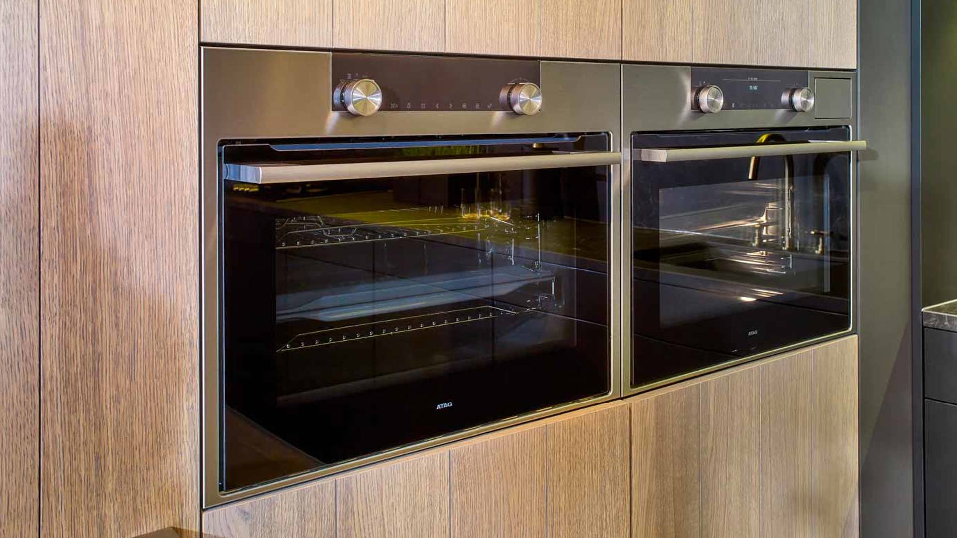 Deze chique keuken is voorzien van hoogwaardig apparatuur, o.a. van ATAG