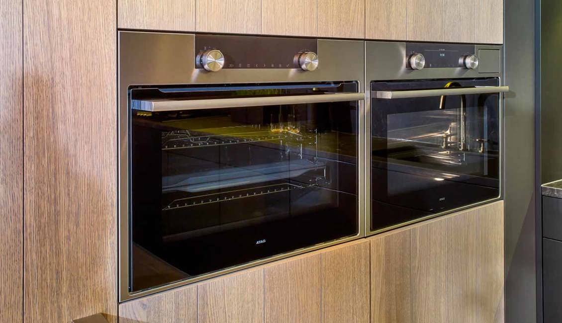 Deze chique keuken is voorzien van hoogwaardig apparatuur, o.a. van ATAG