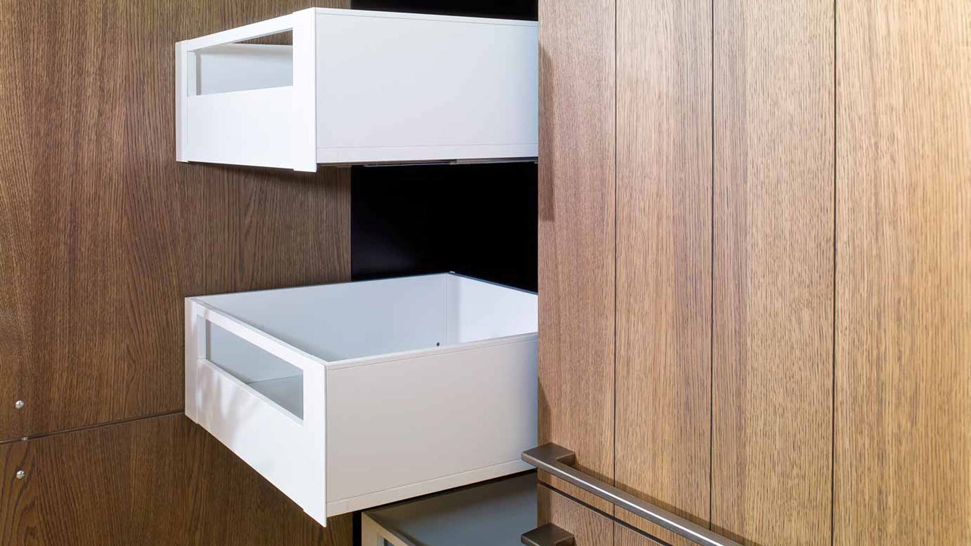 De houten kastenwand biedt veel opbergruimte, zeker dankzij de ingebouwde lades