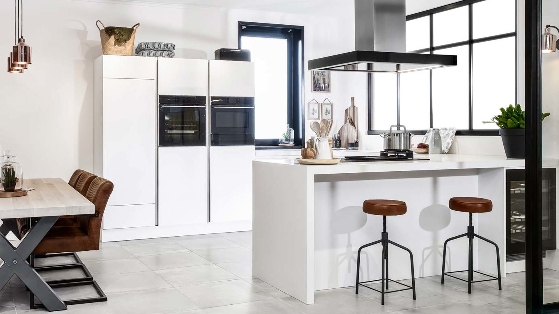 Luxe moderne keuken met greeploze witte fronten