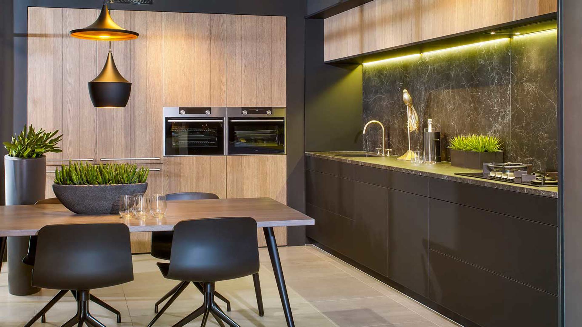 Moderne luxe keuken, met greeploze fronten en houten kastenwand