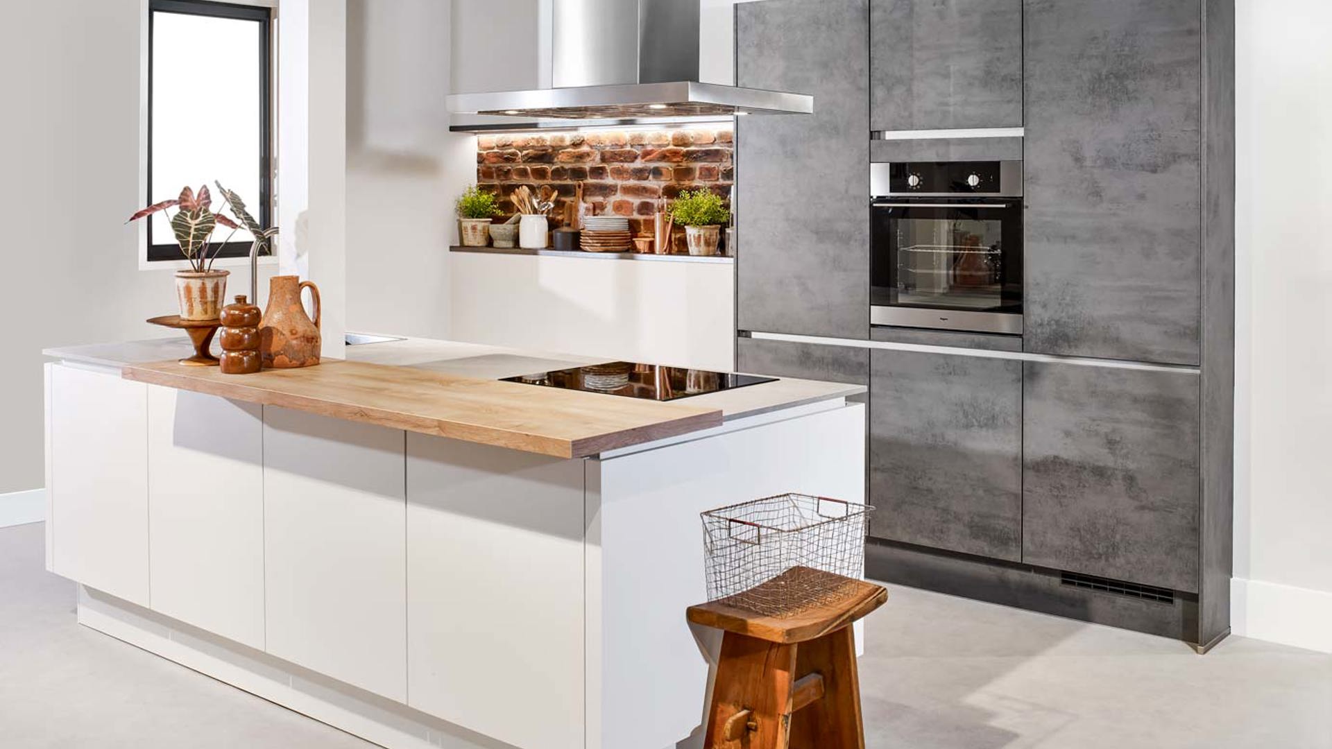 Strakke keuken met eiland, compleet met apparatuur