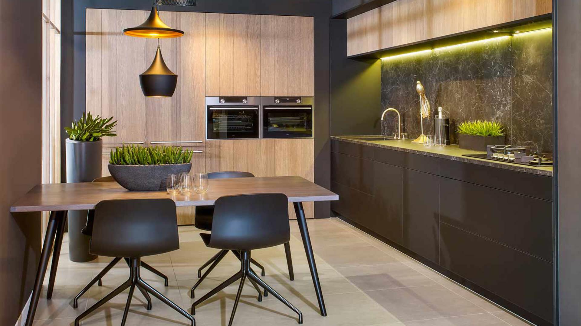 Luxe moderne keuken in de kleur mat zwart met hout