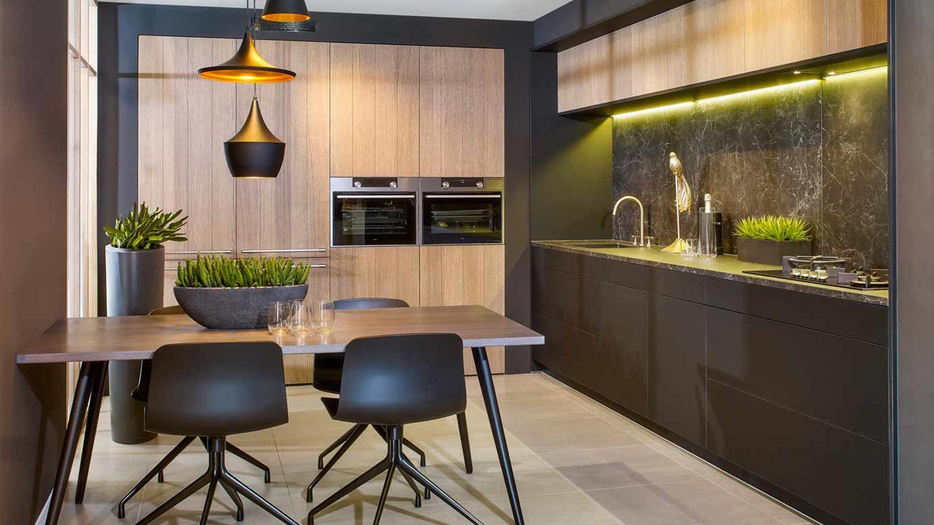 Zwarte keuken met hout en marmeren aanrechtblad