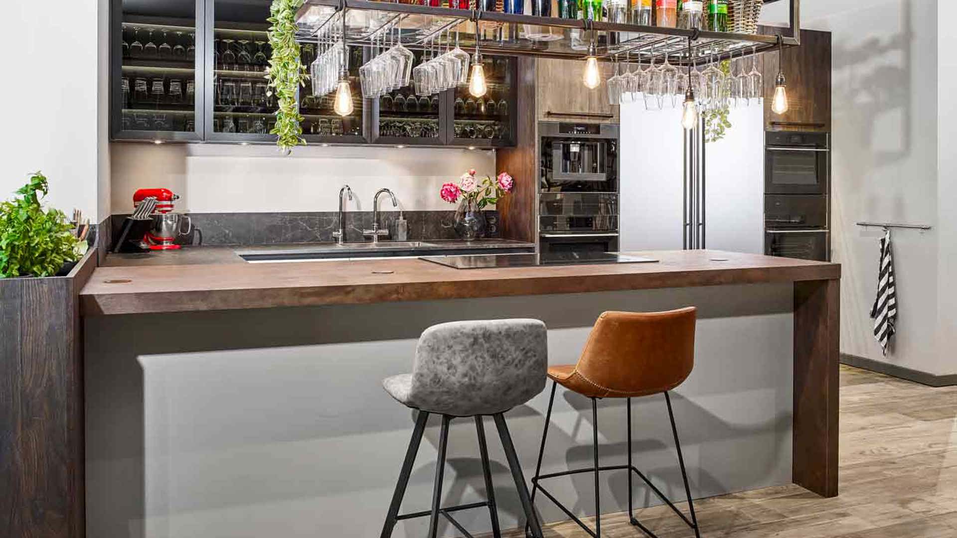 Chique keuken met bar en kastenwand, complete keuken met luxe uitstraling