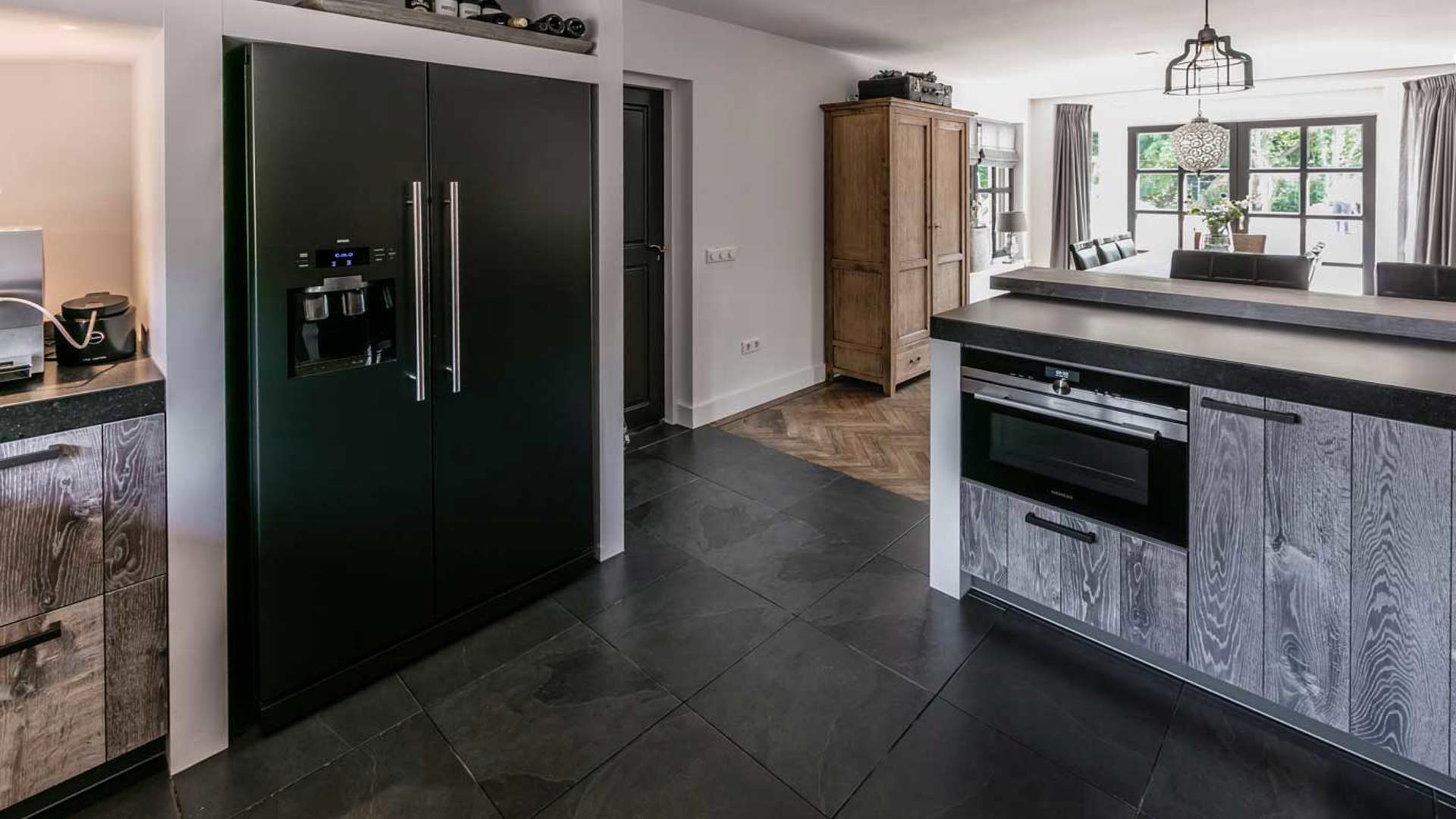 Amerikaanse koelkast in keuken, in de kleur matzwart