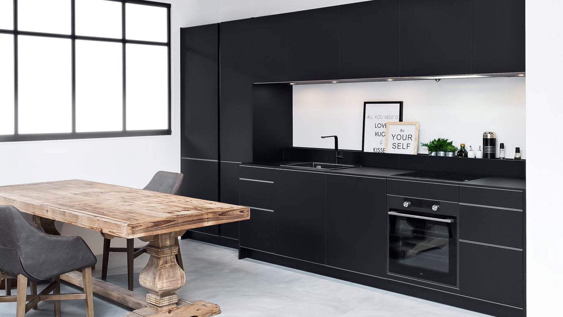 Zwarte monochrome keuken in rechte opstelling