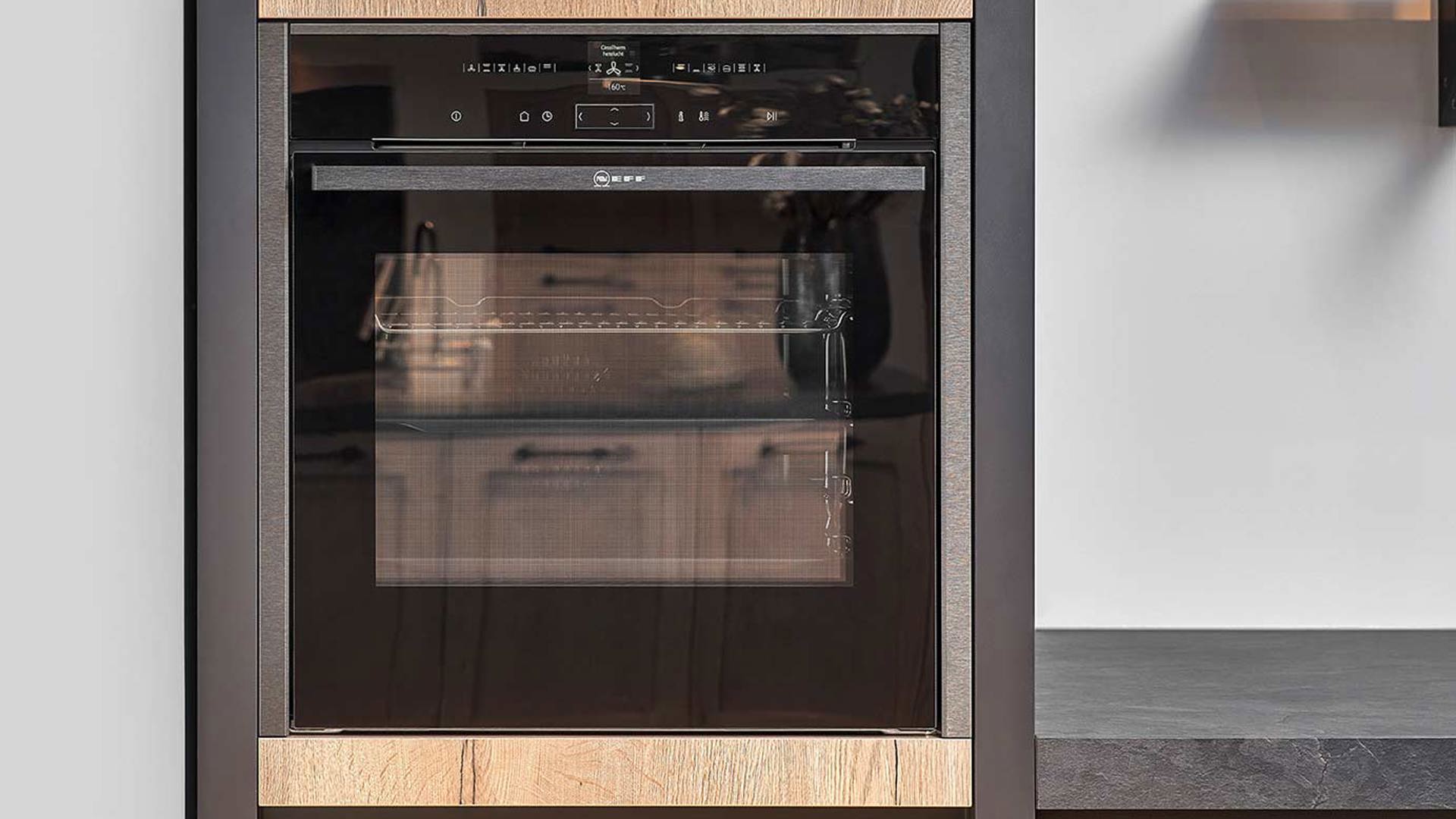 Houten keuken met inbouwapparatuur