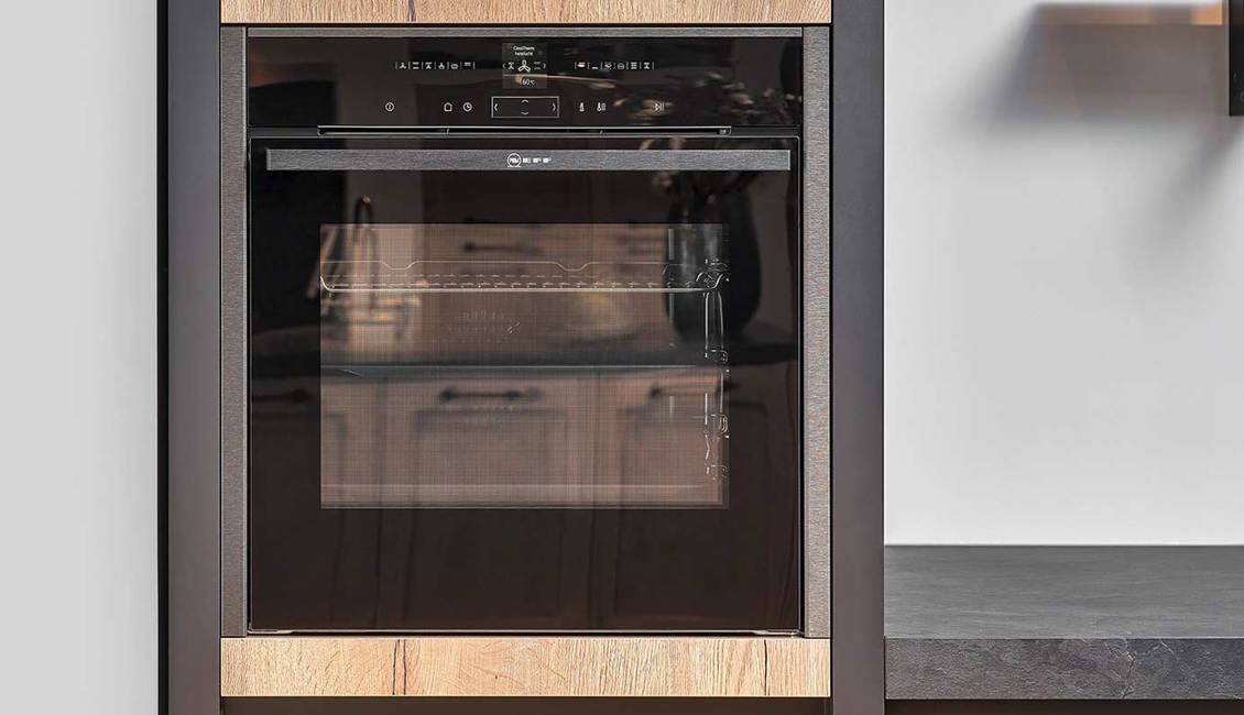 Houten keuken met inbouwapparatuur