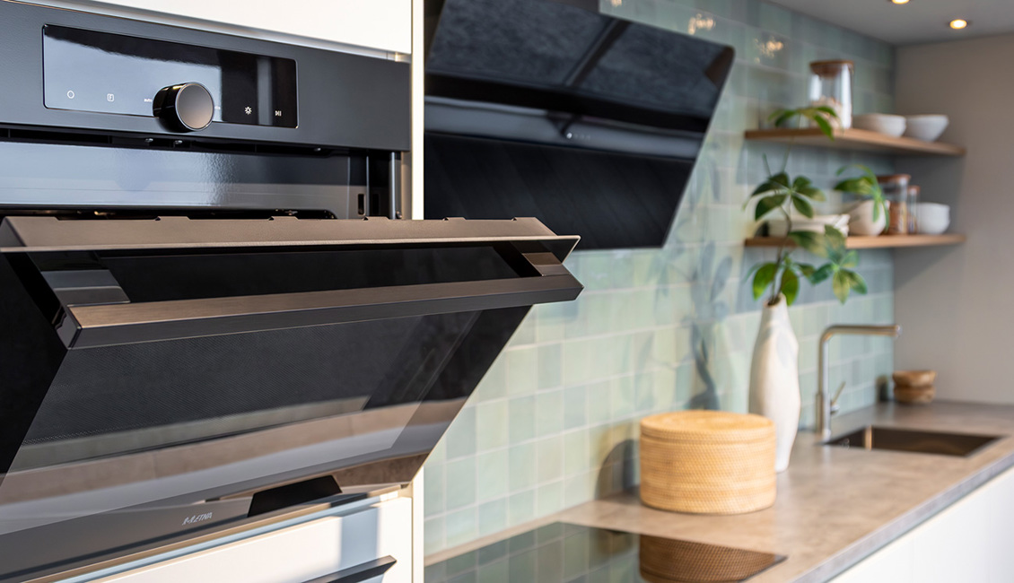 Compacte keuken met oven en inductiekookplaat