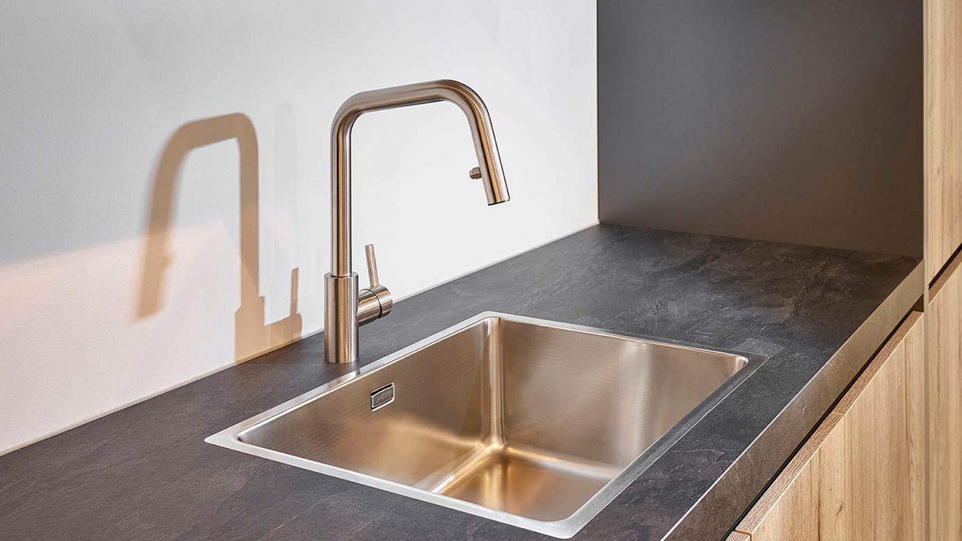 Houten keuken met rvs kraan