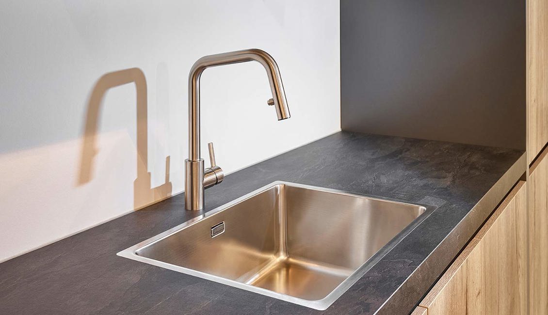 Houten keuken met rvs kraan