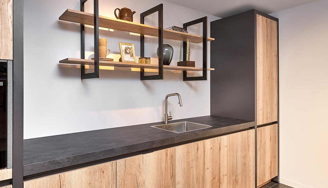 Houten keuken met wandrek