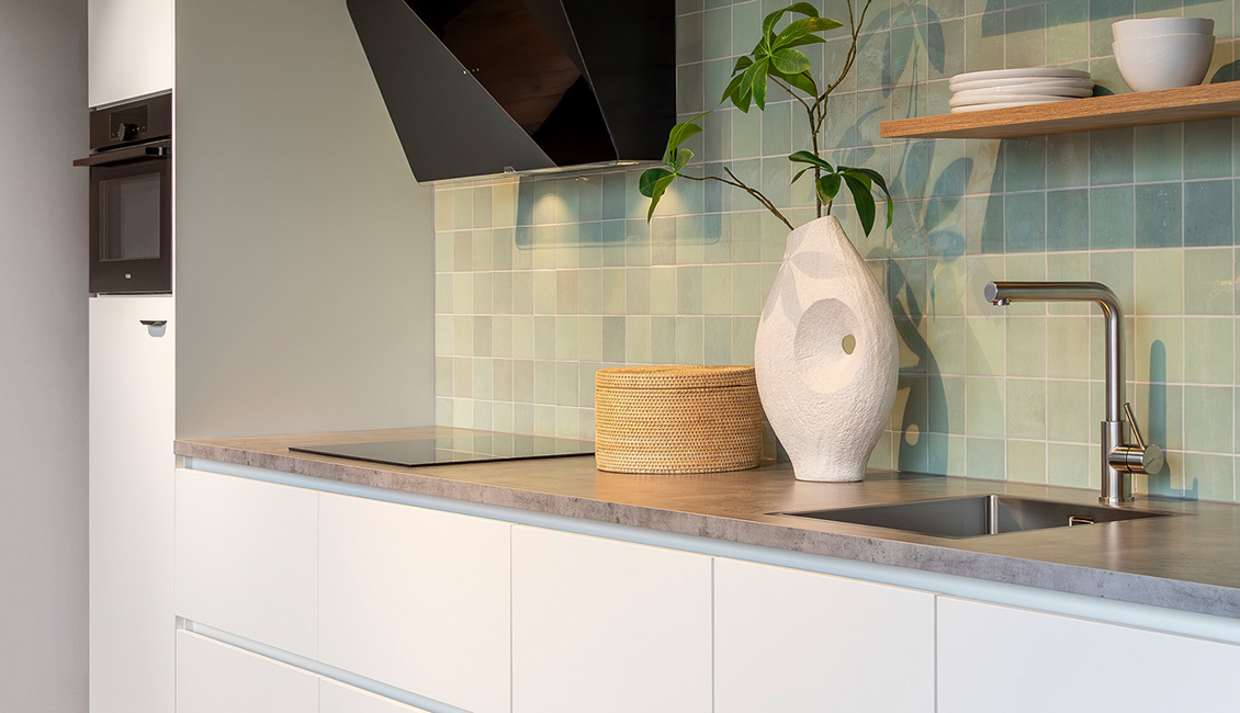Moderne rechte compacte witte keuken met tegelwand