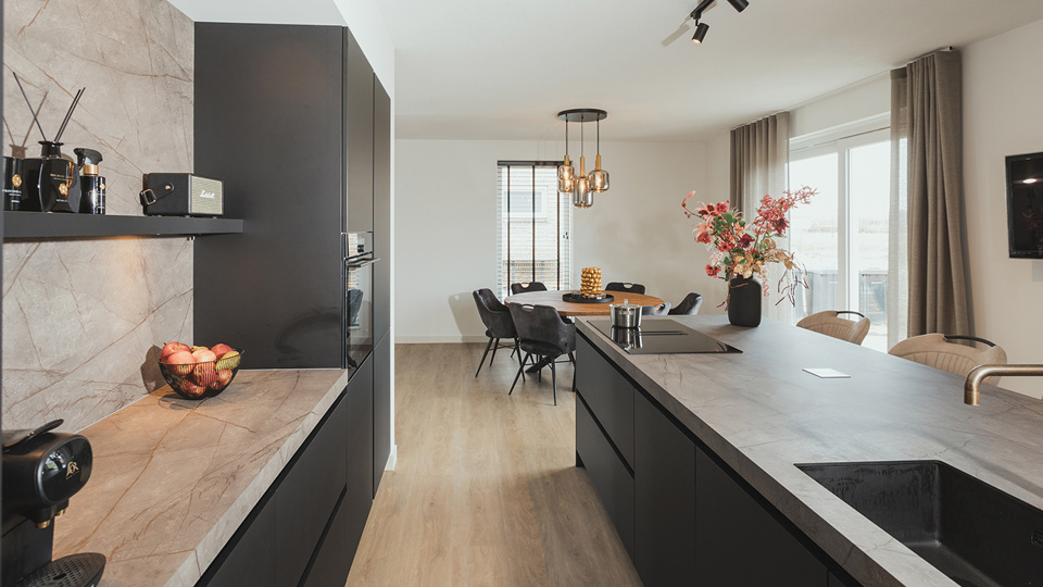 Foto in de keuken, tussen keuken en kookeiland