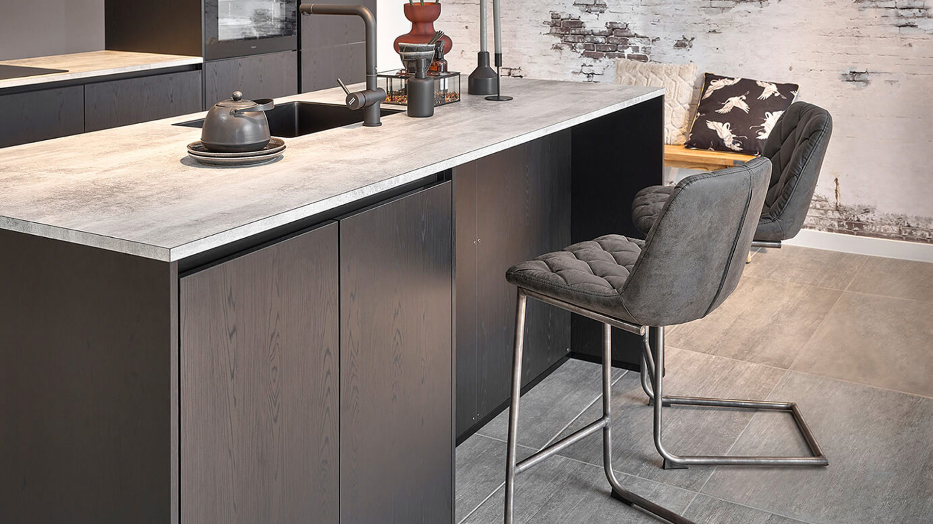 Zwarte houtlook keuken met kookeiland bij Ardi Keukens