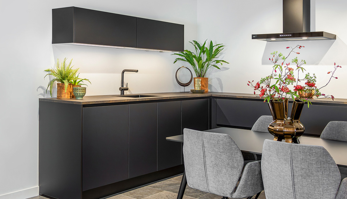 Geeploze zwarte keuken in zwart
