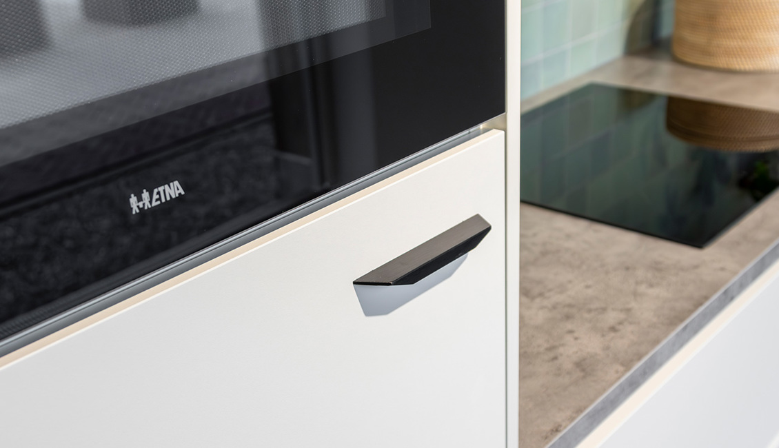 ETNA oven in rechte compacte keuken in wit
