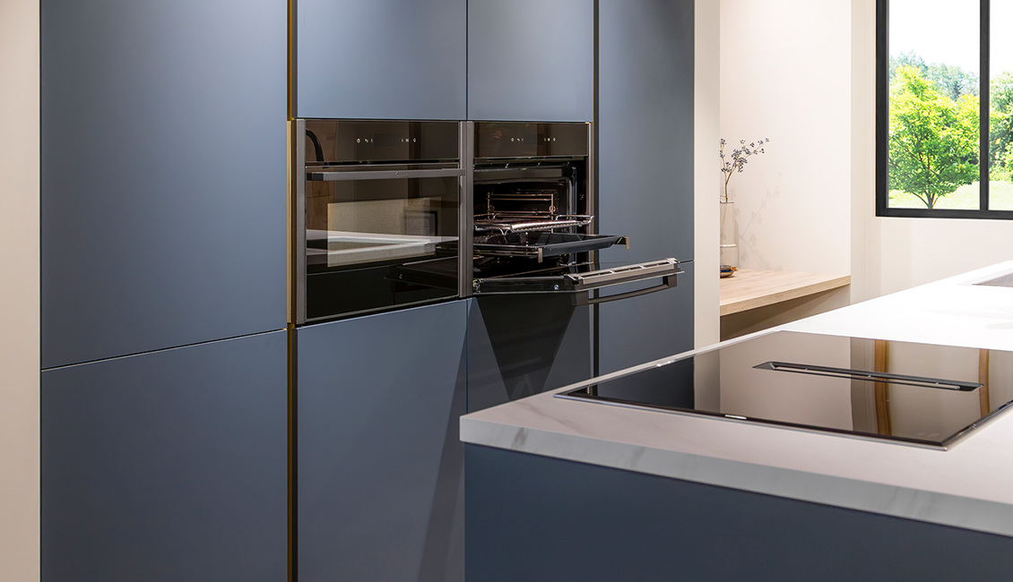 Moderne keuken met kookeiland en wandkasten