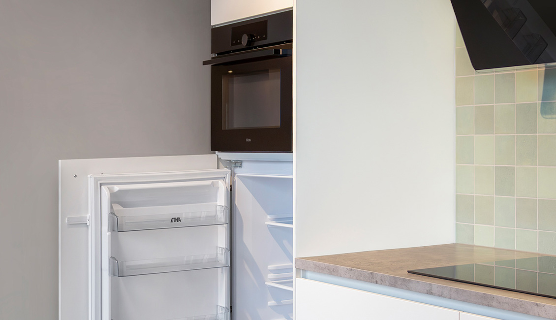 Beach vibe keuken compact met tegels