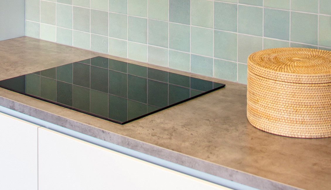 Witte moderne keuken met koper werkblad