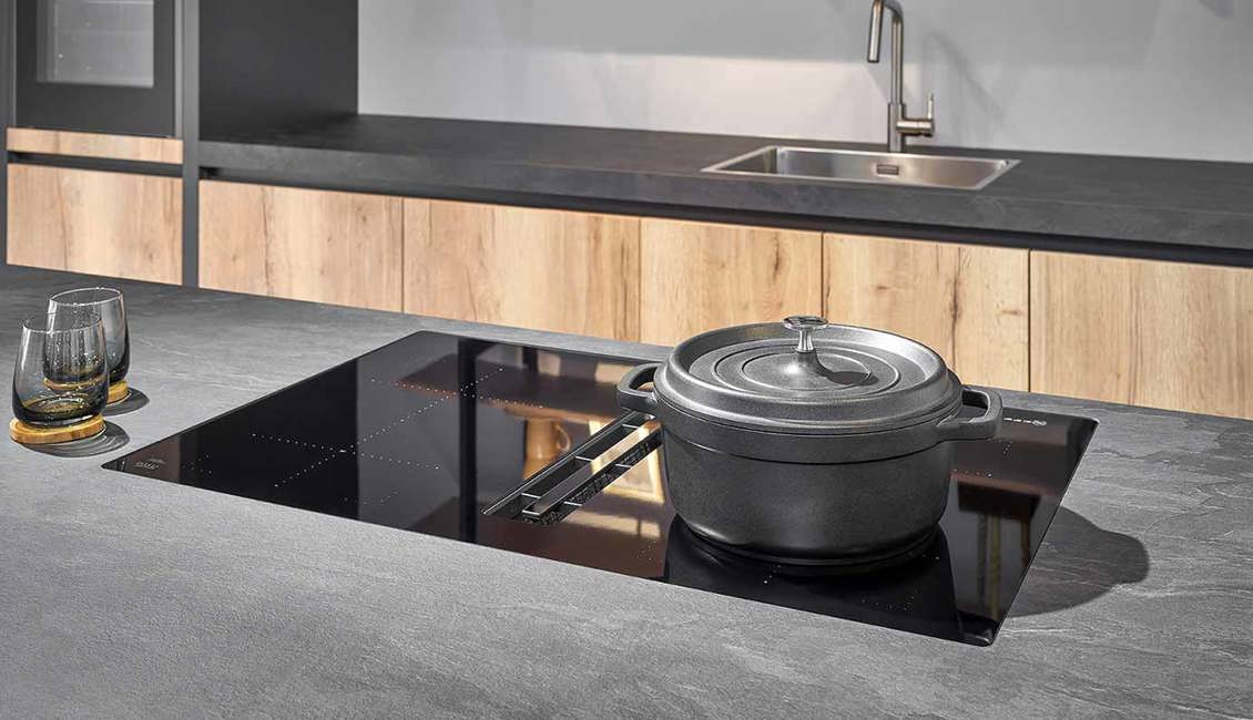 Houten keuken met inductiekookplaat