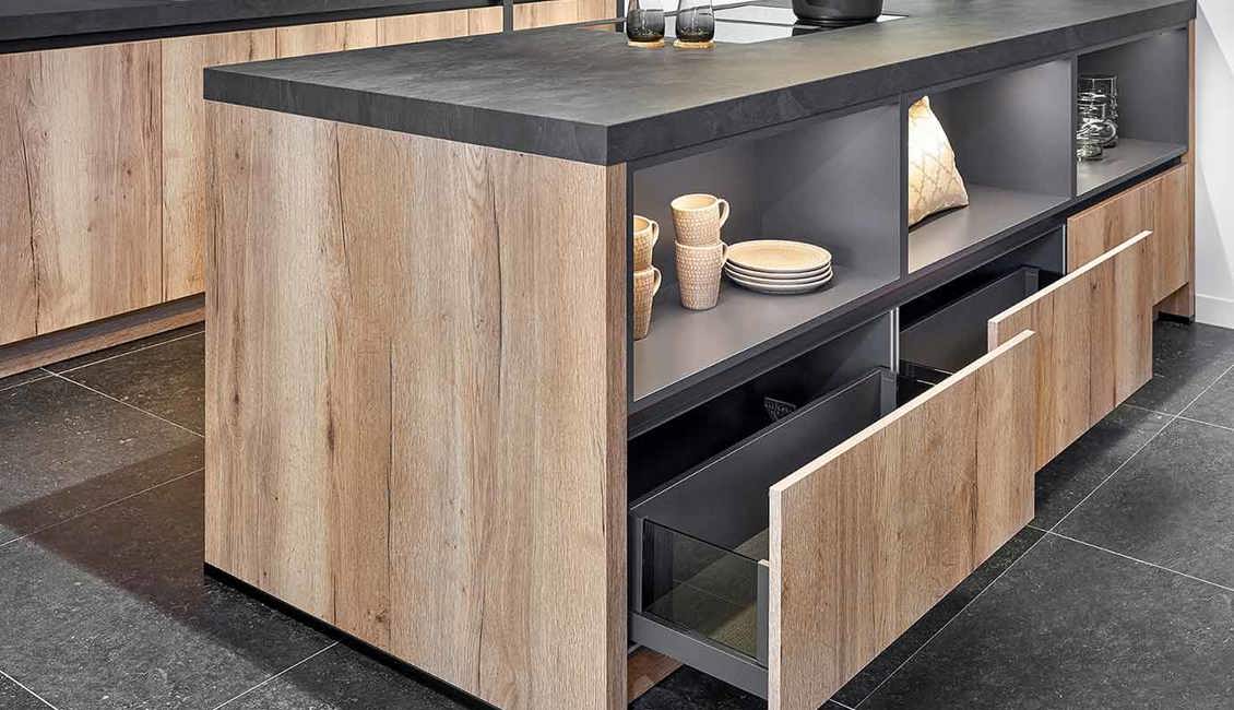 Houten keuken met veel opbergruimte