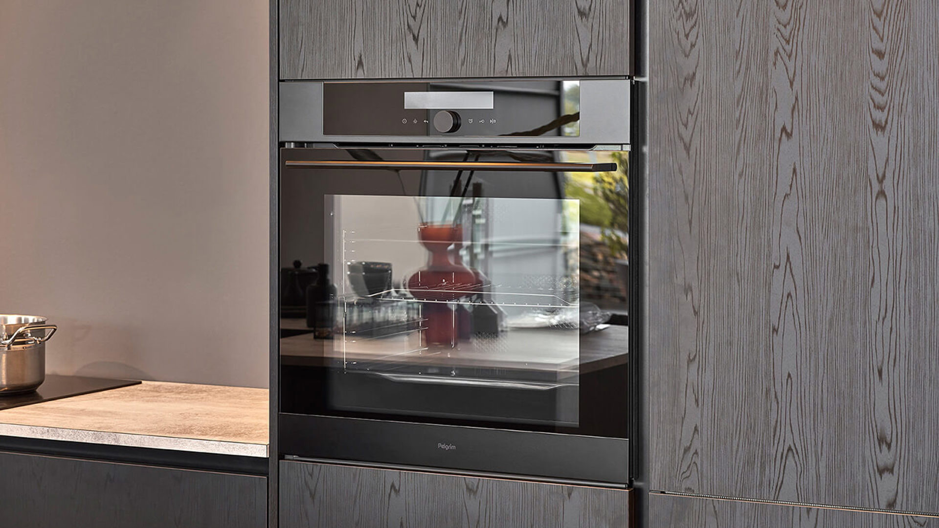 Zwarte houtlook keuken met inbouwapparatuur bij Ardi Keukens