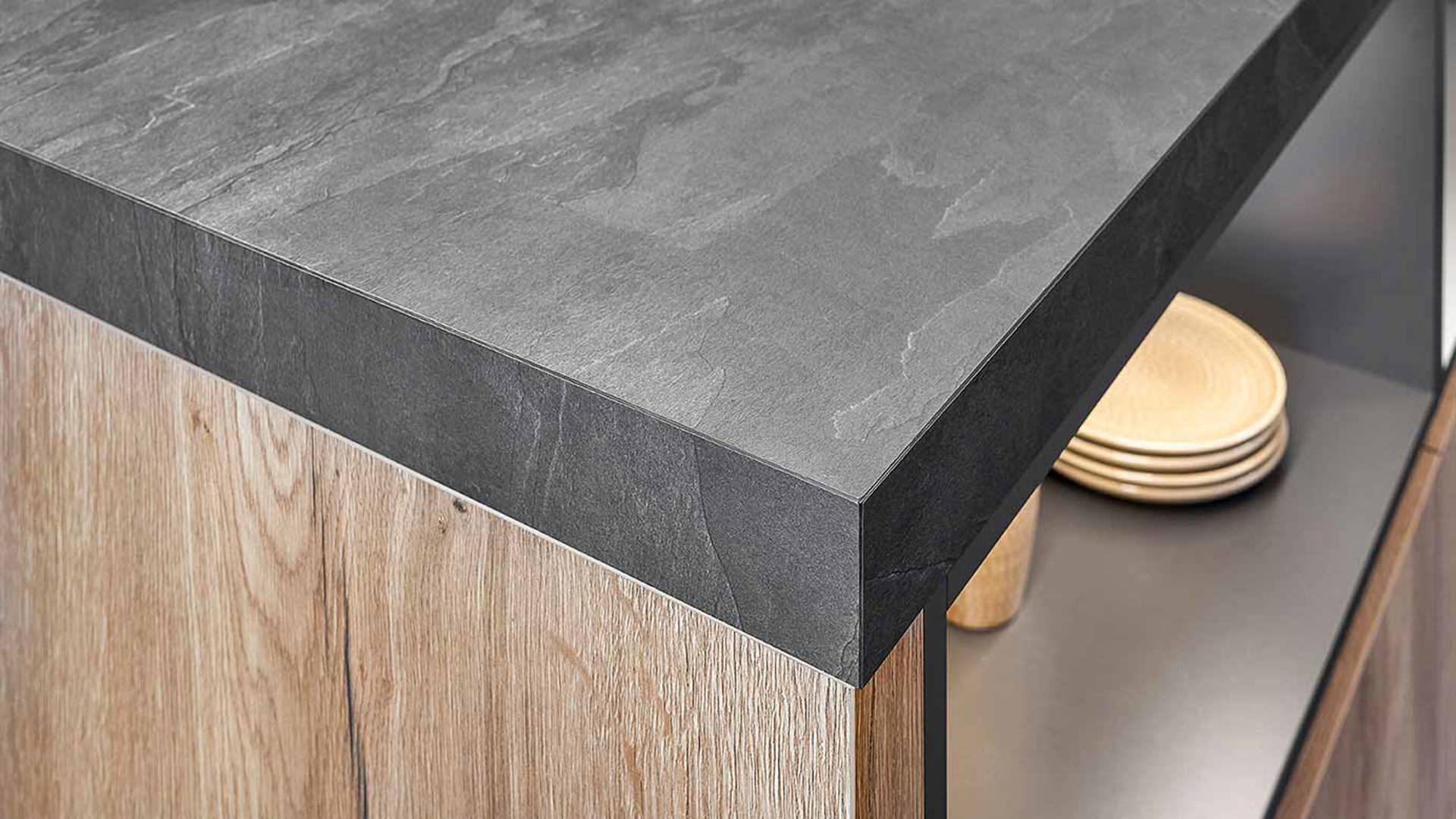 Houten keuken met kunststof werkblad