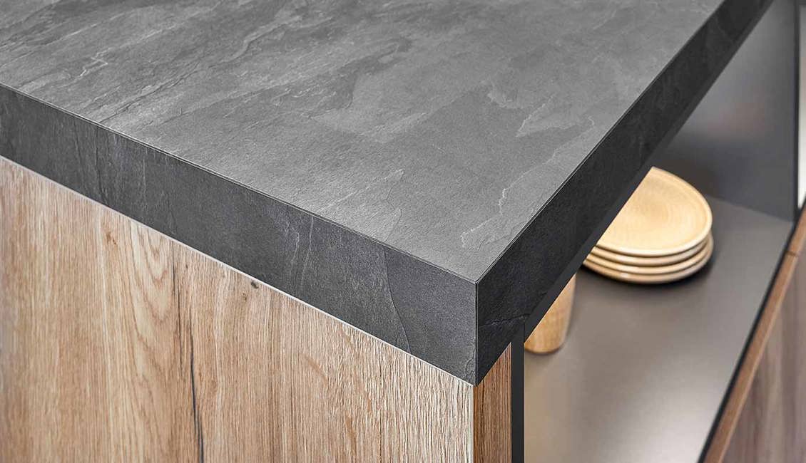 Houten keuken met kunststof werkblad