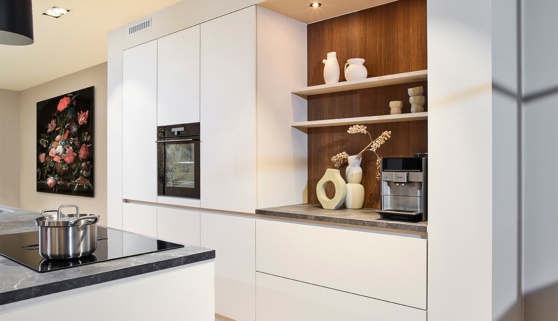 Moderne witte keuken met kookeiland