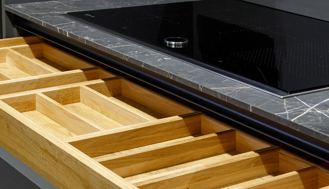 Marmerlook met houten la in keuken