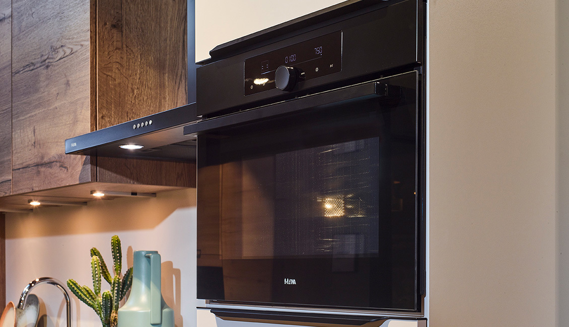 Moderne keuken met inbouw ETNA oven