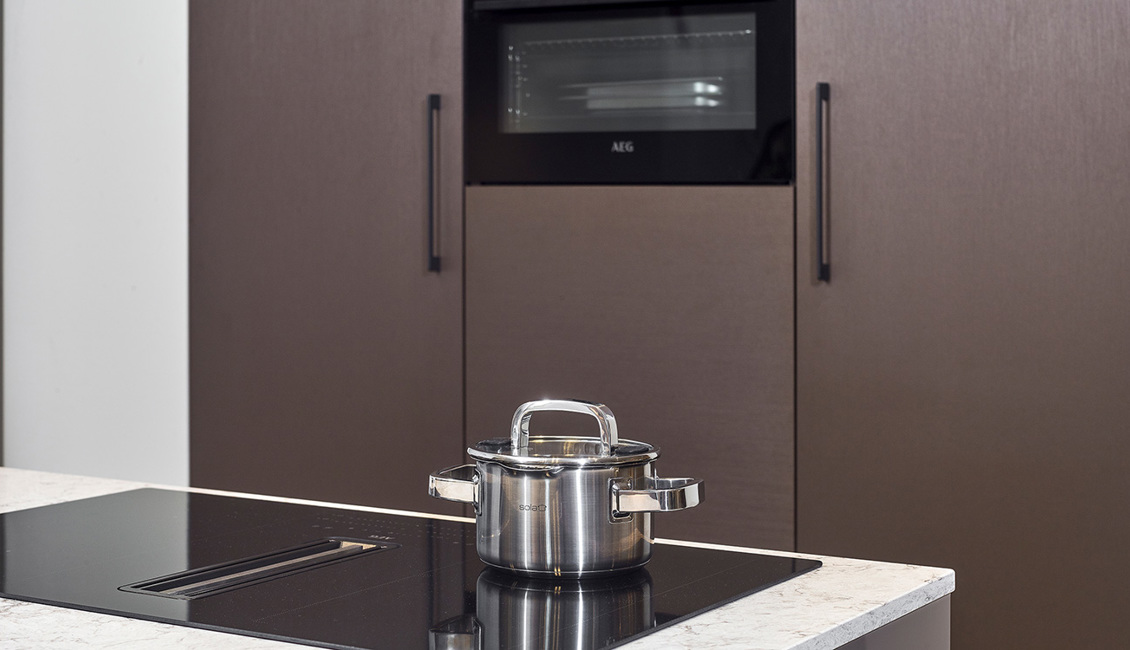 Keuken met kastenwand en eiland
