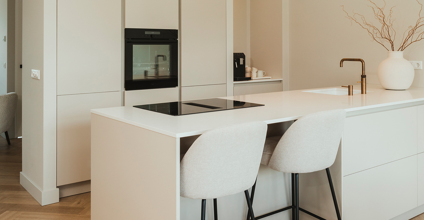 Sfeervolle beige keuken met eiland