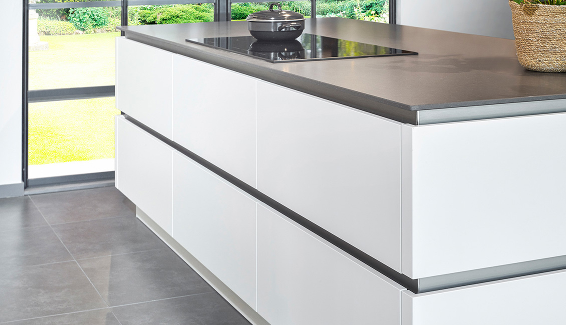 Moderne keuken met kookeiland