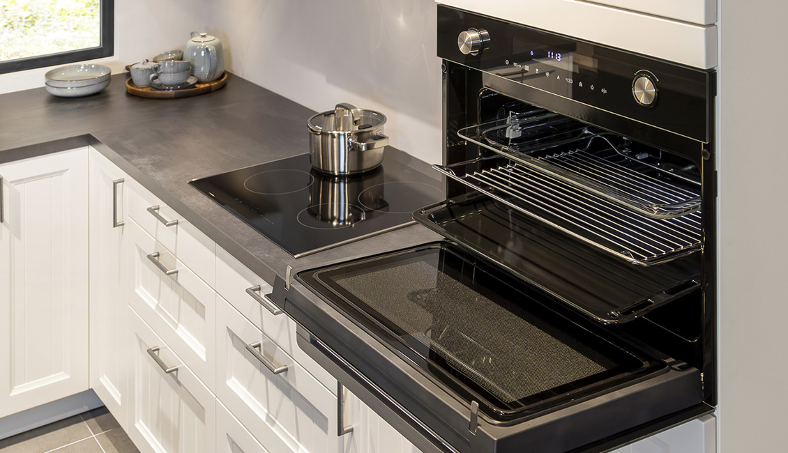 Tijdloze hoekkeuken met moderne oven en inductiekookplaat