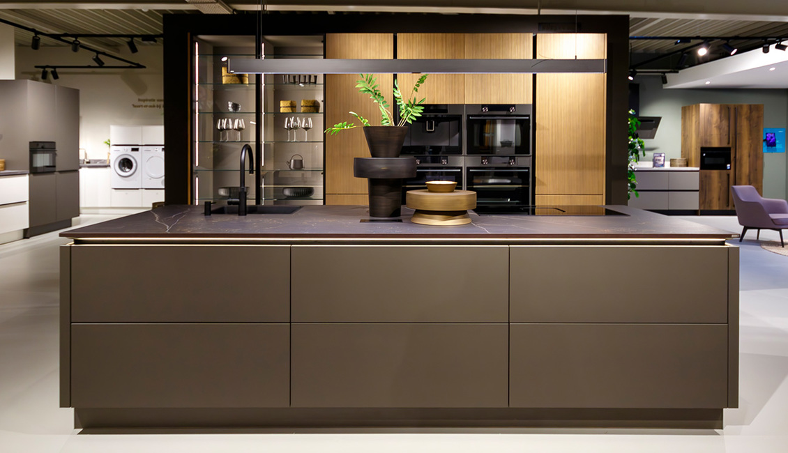 Luxe moderne keuken met houtlook en eiland