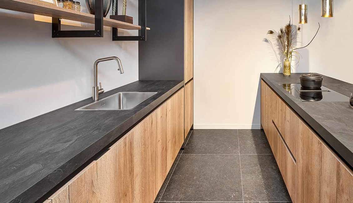 Houten keuken met kookeiland