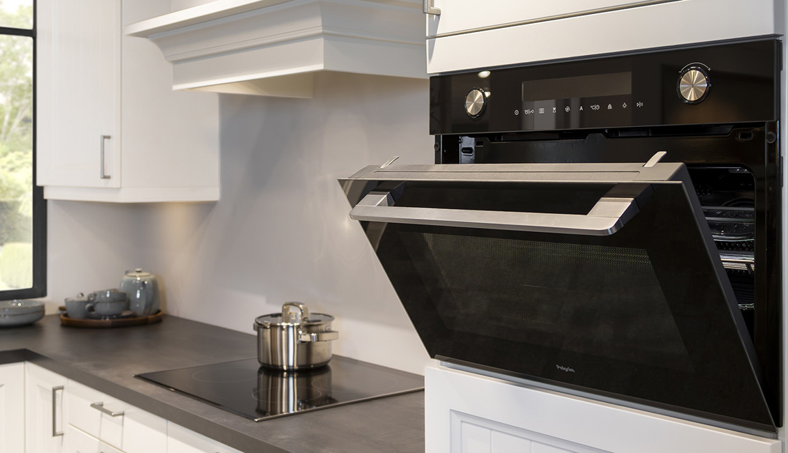 Tijdloze hoekkeuken met moderne oven