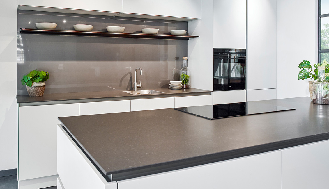 Moderne keuken met parallel kookeiland