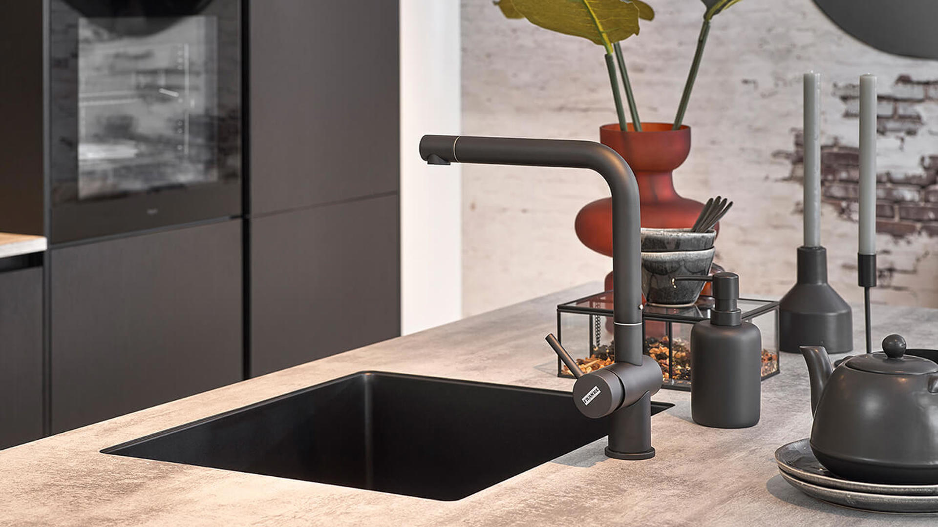 Zwarte houtlook keuken met kookeiland bij Ardi Keukens