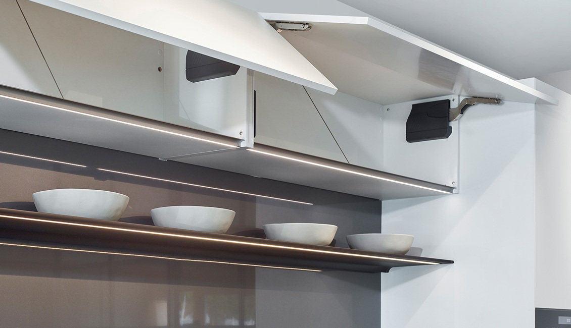 Moderne keuken met hoge opbergplek