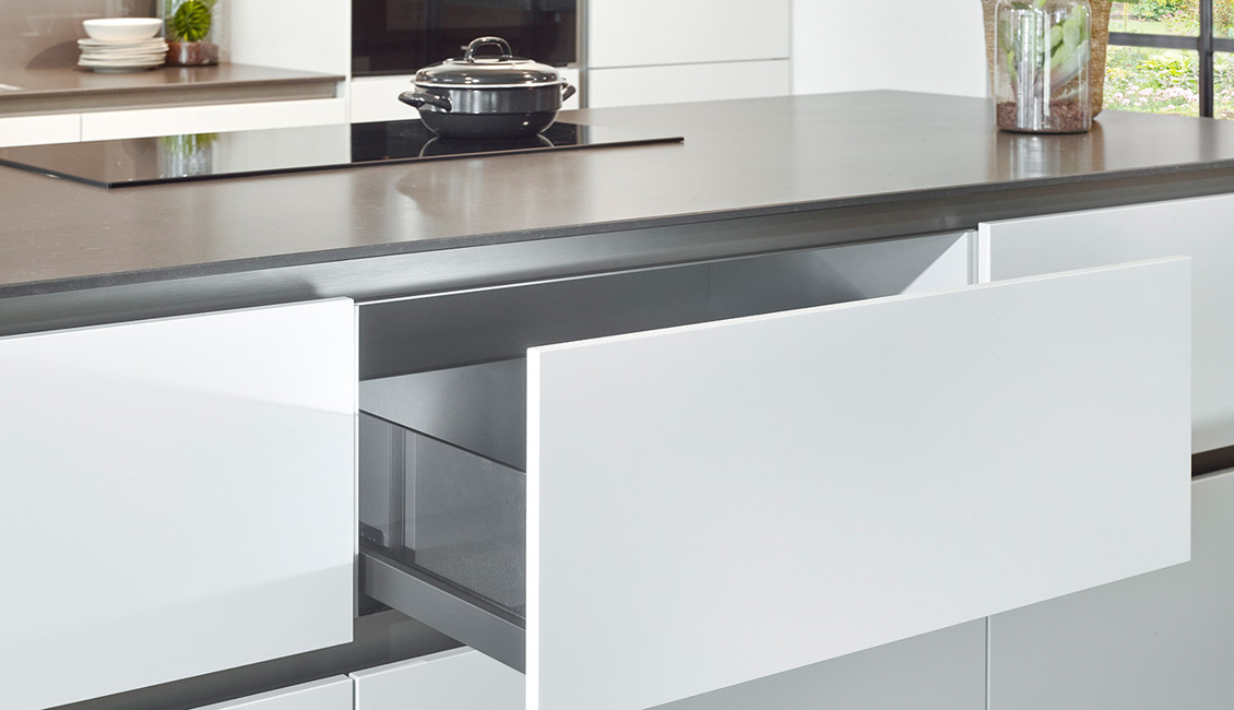 Witte moderne keuken met lades in kookeiland
