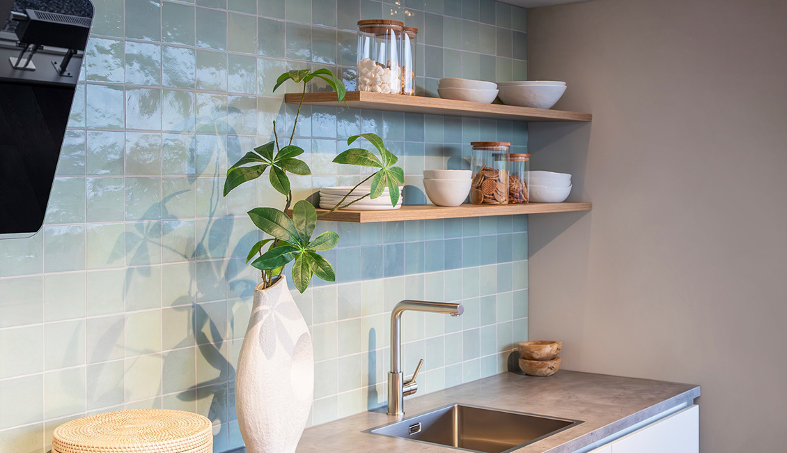 Blauwe tegels met rechte witte keuken